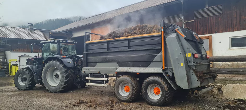 Beladen des Miststreuers mit Mist der aufs Feld gebracht wird in Gosau