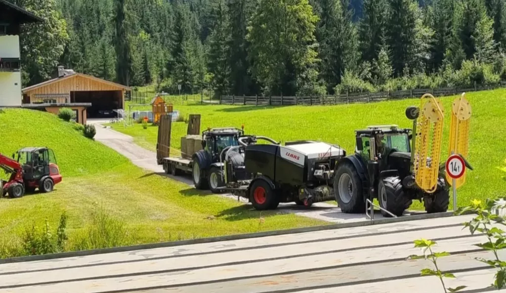 Heuernte mit 2 Traktoren und dem Radlader in Gosau im Salzkammergut