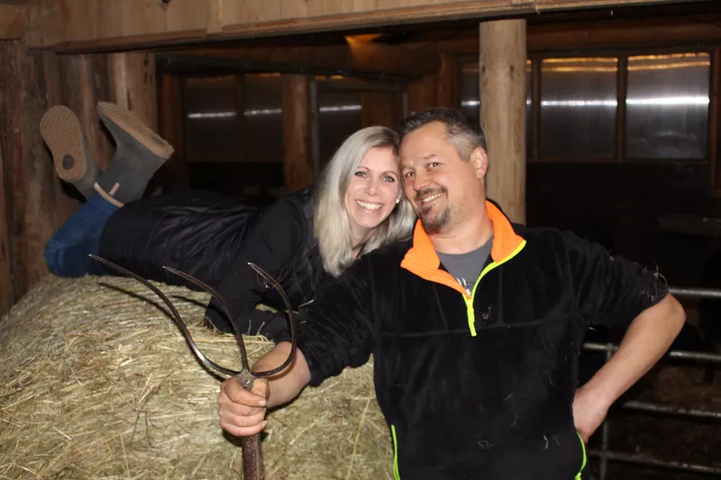 Markus und Sabrina Kressl auf einem Strohballen im Wagyu Stall 